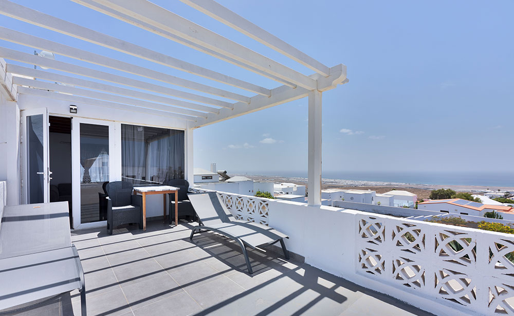 Très grande terrasse de l'appartement La Graciosa avec vue imprenable face à l'océan