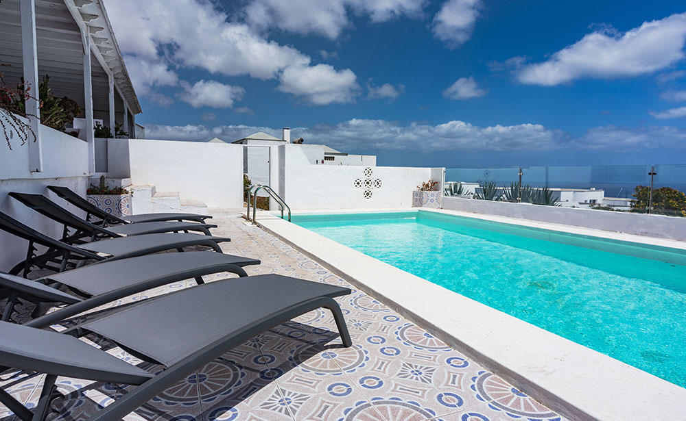 Grande terrasse de l'appartement Nirvana à Lanzarote pour des vacances tout en douceur.