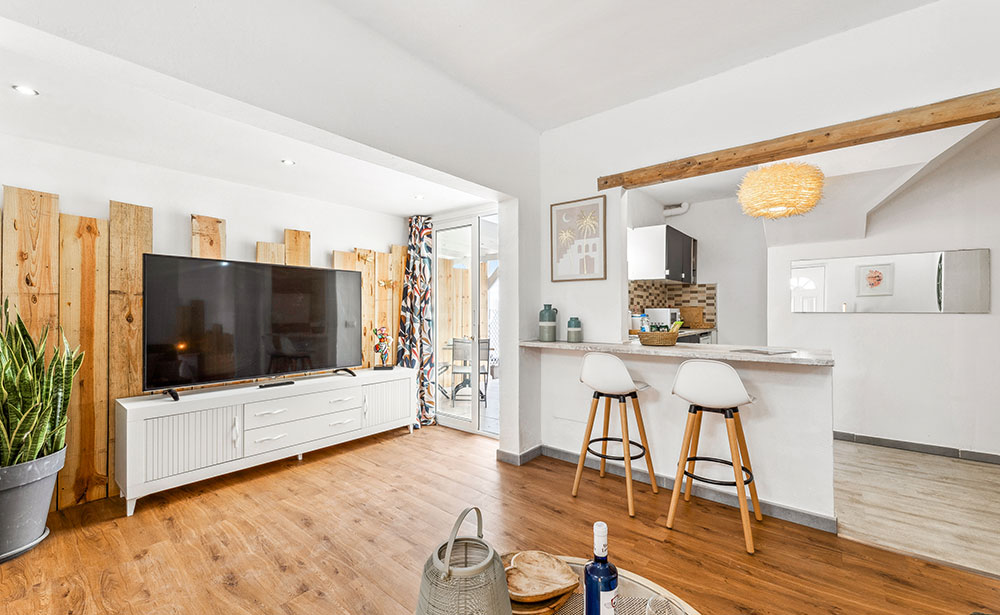 Cuisine équipée et son bar, appartement Famara à Lanzarote
