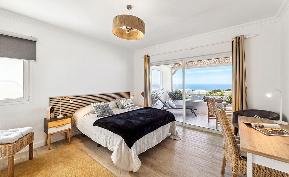 Grande terrasse de l'appartement Nirvana à Lanzarote pour des vacances tout en douceur.